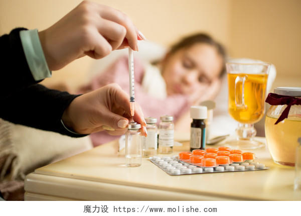 褐色背景医院里妇女用药物填充患者床边的注射器的宏观镜头